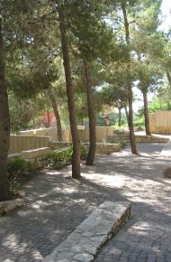 Giardino dei Giusti tra le Nazioni con sullo sfondo il Muro d'Onore