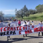 Alunni dell'istituto comprensivo statale di Boville Ernica nel piazzale dello scuola in corteo per la PACE