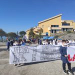 Alunni dell'istituto comprensivo statale di Boville Ernica nel piazzale dello scuola in corteo per la PACE