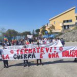 Alunni dell'istituto comprensivo statale di Boville Ernica nel piazzale dello scuola in corteo per la PACE