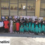 Alunni della scuola secondaria di I grado nell'anfiteatro esterno della sede centrale