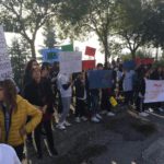 Manifestazione sui muri nel cortile principale della sede centrale di alunni con bandiere colorate della pace
